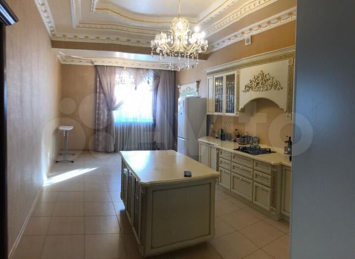 Коттедж 650 м² на участке 10 сот.