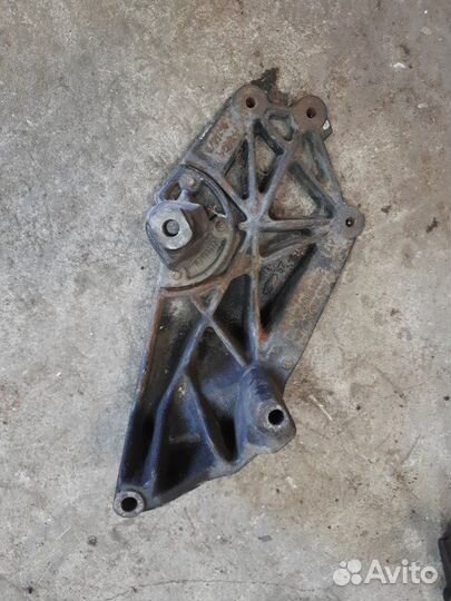 Кронштейн двигателя Volkswagen Sharan 1.9TDI