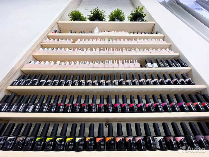 Мастер маникюра и педикюра в салон на левом берегу