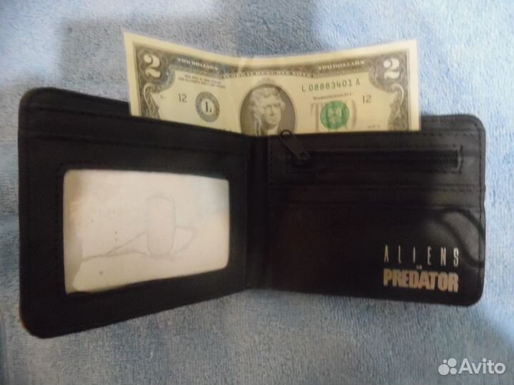 Бумажник. чужой против хищника