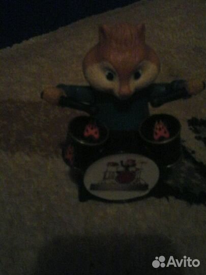 Бурундук с барабанами