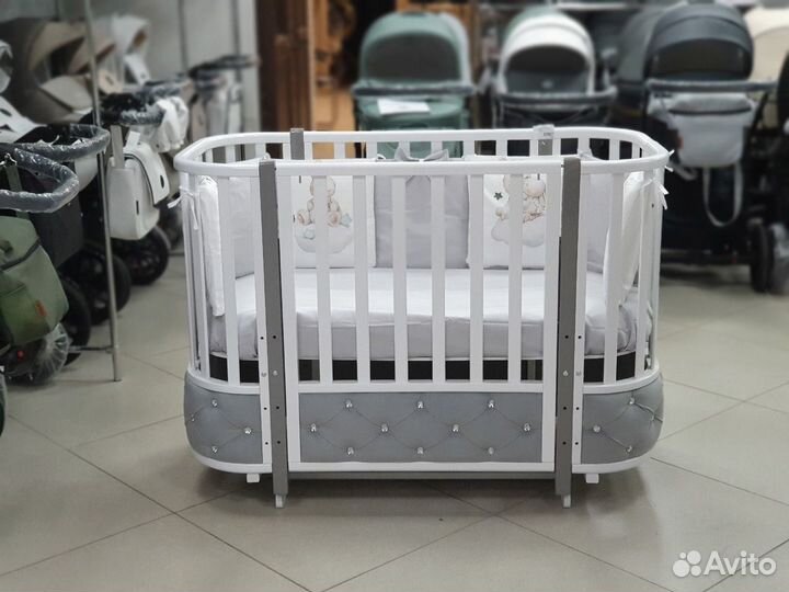 Кроватка для новорожденных с короной и стразами