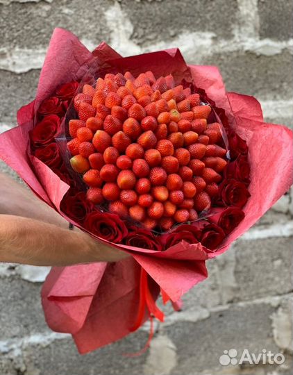 Красные розы и клубника