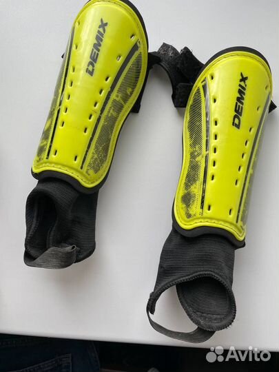 Щитки футбольные