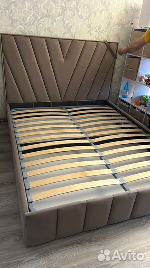 Кровать с подъемным механизмом