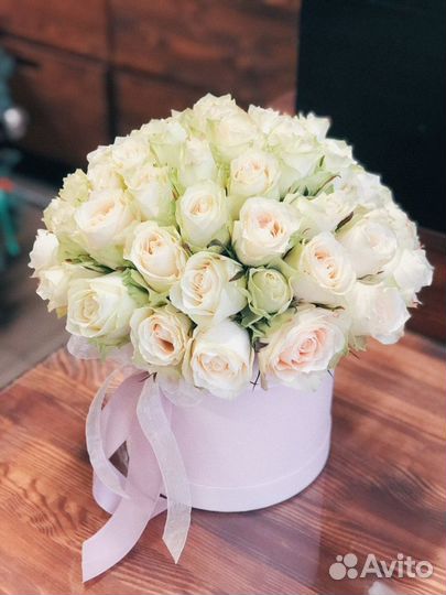 Белые розы в коробке Доставка цветов