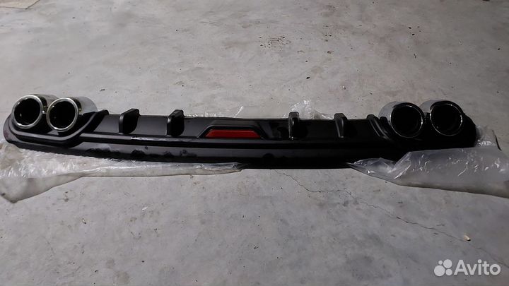 Унивepсальный чёрный споллер - диффузоp нa зaд