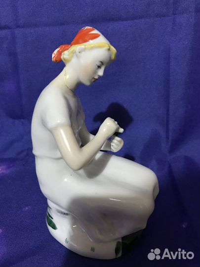 Статуэтка фарфоровая СССР Гадание на ромашке