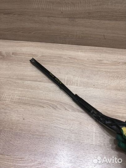 Поводок стеклоочистителя правый Ауди A8 D3