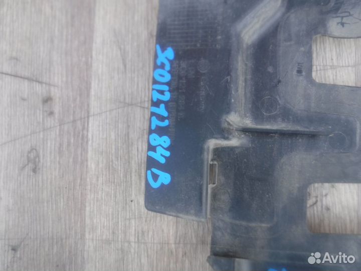 Дефлектор радиатора правый Passat B6 2007