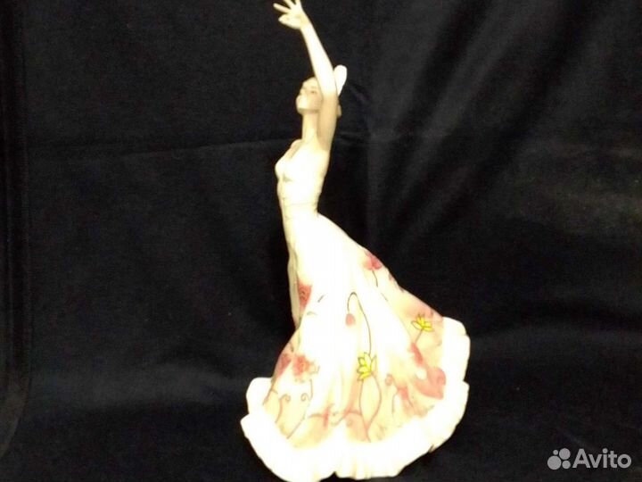 Фарфоровая статуэтка Девушка танцовщица