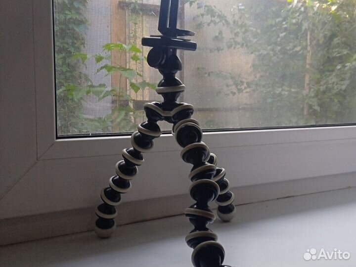 Продаю штатив, все ножки двигаются, хороший