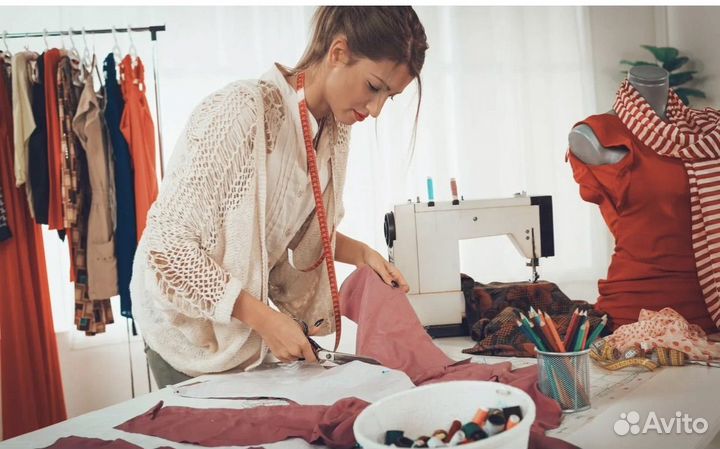 Швея портной в ателье