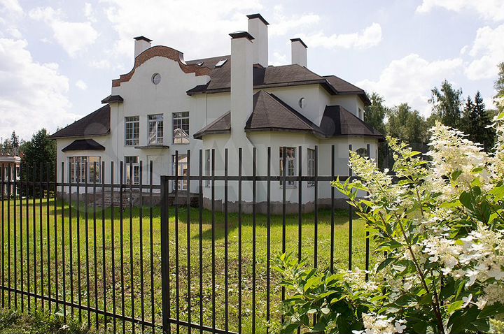 Дом 784 м² на участке 40 сот.