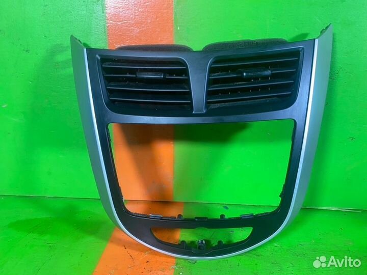 Накладка центральная в торпедо Hyundai Solaris