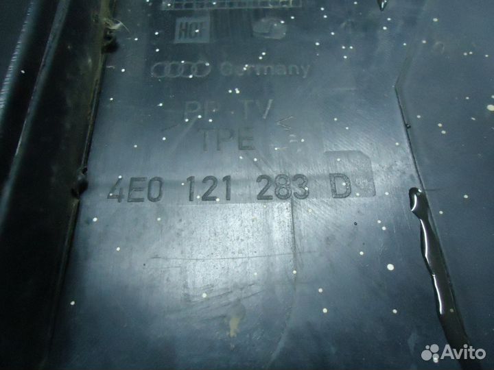 Audi A8 Дефлектор радиатора лев (D3) 2003-2007 год