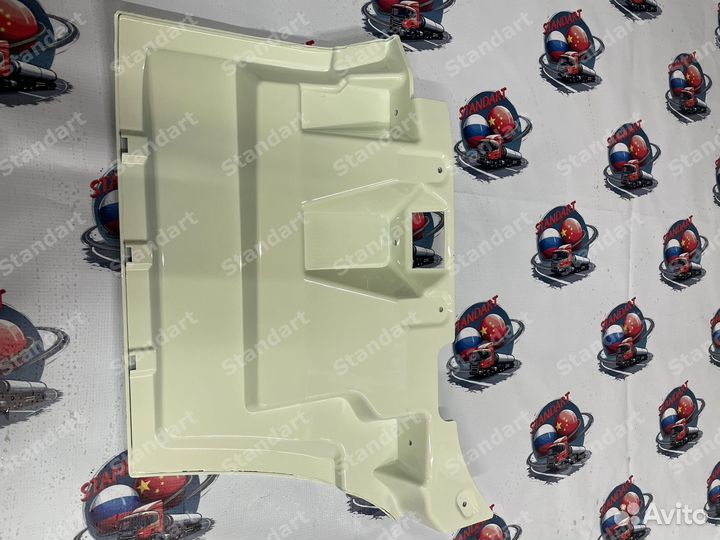 Накладка двери нижняя правая (белая)