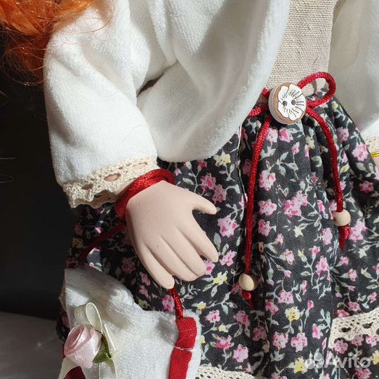 Кукла фарфоровая