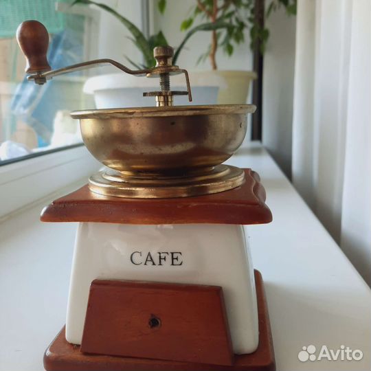 Кофемолка ручная старинная