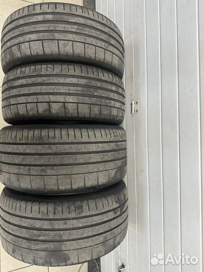 Pirelli P Zero PZ4 235/35 R20 и 265/30 R20