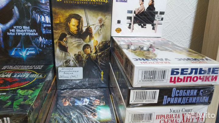 Видеокассеты с фильмами, мультфильмами