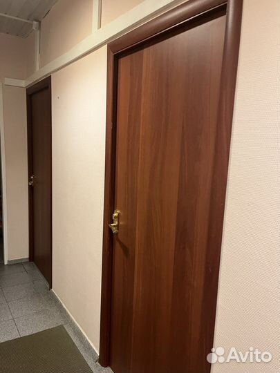 Двери с коробкой наличниками ручками