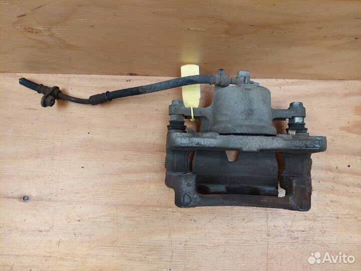 Суппорт передний левый Toyota Vitz SCP90 2szfe