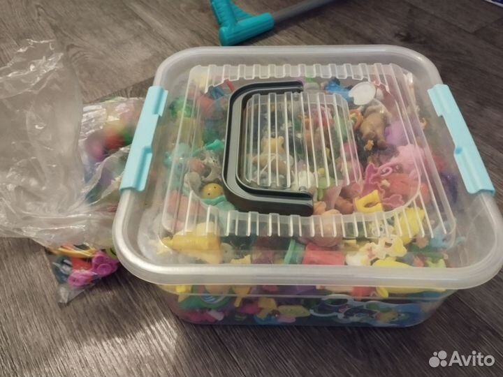 Коробочка с киндерами и мелочью