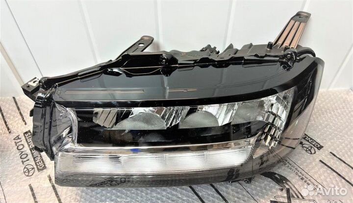 Фары Toyota Land Cruiser 300 2021-2023