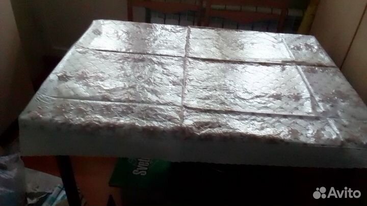 Стол на металлических ножках