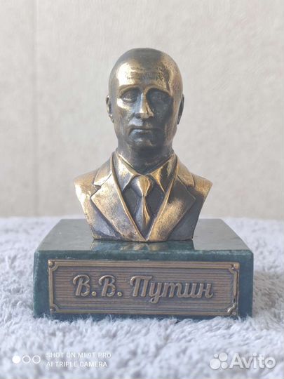 Бюст Путина из латуни на камне