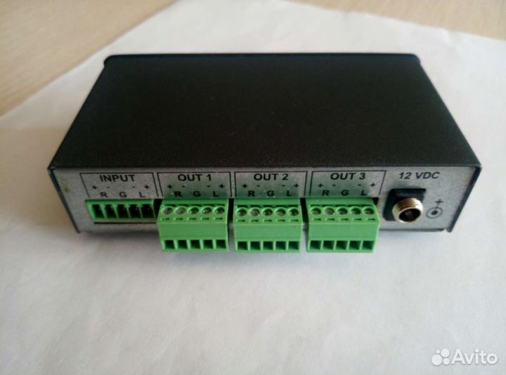 Стерео усилитель-распределить. Kramer VM-3А