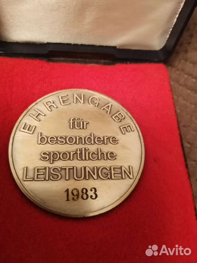 Медаль и тарелочки настенные