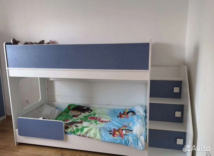 Кровать чердак с безопасной лесенкой комодом