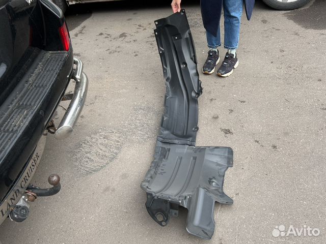 Левый подкрылок от toyota land cruiser 200