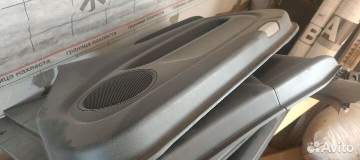 Обшивка дверей toyota kluger v