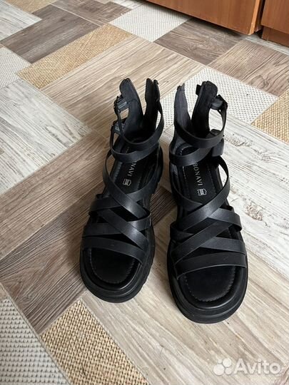 Босоножки женские