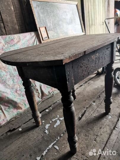 Старинный круглый стол