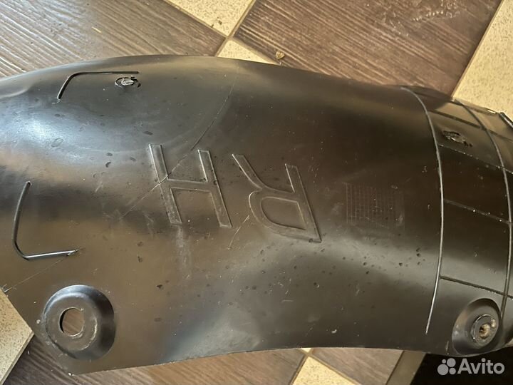 Передний правый подкрылок