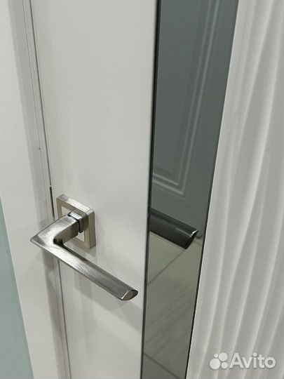 Межкомнатные двери с зеркальной вставкой