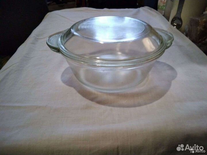 Стеклянная кастрюля с крышкой