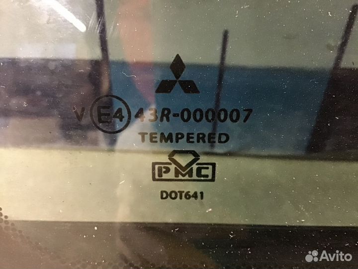 Стекло кузовное глухое левое Mitsubishi L200 (KB)