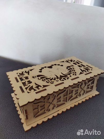 Деревянная шкатулка с голубями