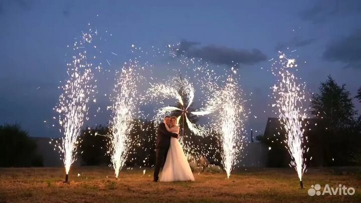 Тяжелый дым, конфетти, холодные фонтаны, снег