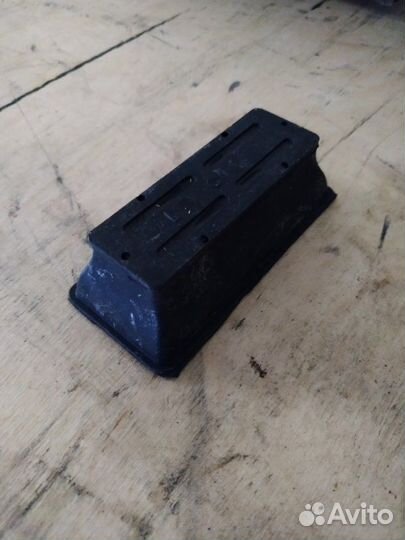 Опора передней рессоры передняя правая