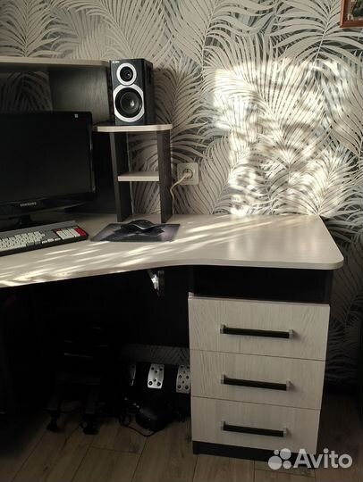 Компьютерный стол угловой