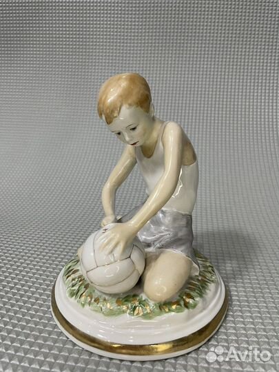 Фарфоровые статуэтки СССР чудово. Мальчик с мячом