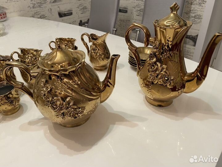 Чайный сервис золотой с блюдцами, молочник