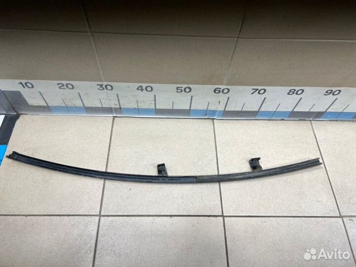 Направляющая стекла двери задняя правая Mitsubishi