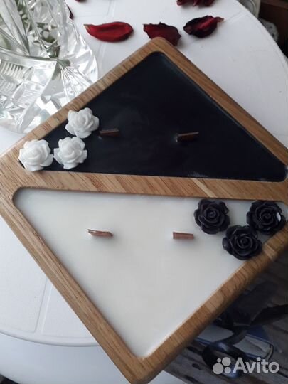 Свеча из натурального воска в дереве